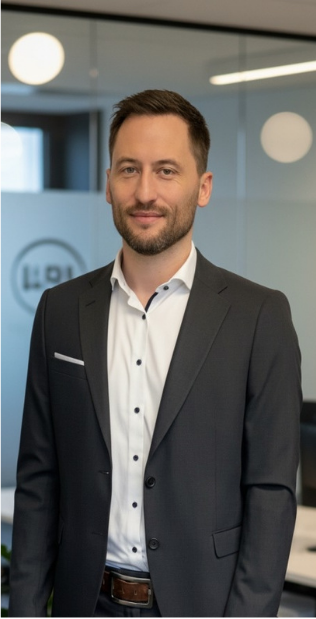 Portrait von Matthias Ebenbeck. Immobilienmakler und Hausverwalter im Landkreis Straubing-Bogen, Regensburg, Deggendorf und Cham.